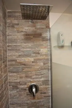 Tek Büyük Yataklı Oda (Private External Bathroom)