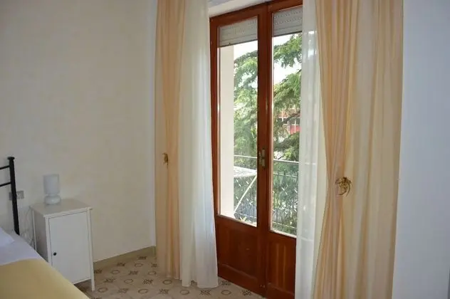 Tek Büyük Yataklı Oda, Balkon, Bahçe Manzaralı (Gialla)