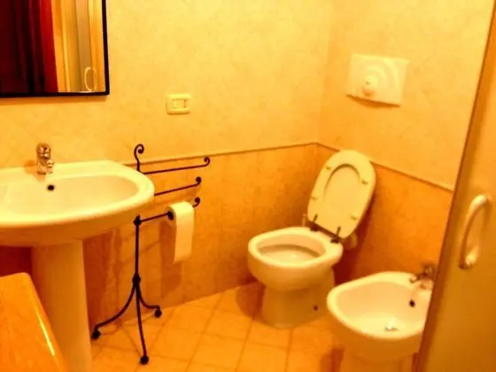 Tek Büyük veya İki Ayrı Yataklı Oda, Ortak Banyo