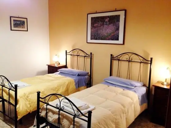 Tek Büyük veya İki Ayrı Yataklı Oda, Ortak Banyo