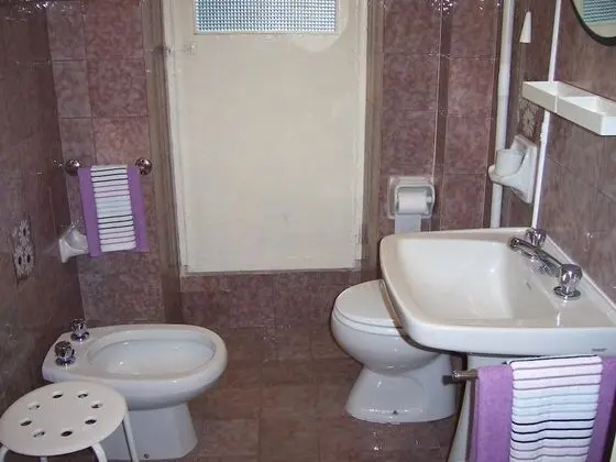 Economy Üç Kişilik Oda, Ortak Banyo