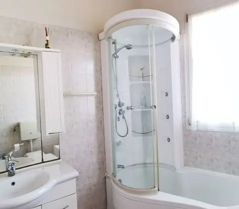 Basic Üç Kişilik Oda, Ortak Banyo
