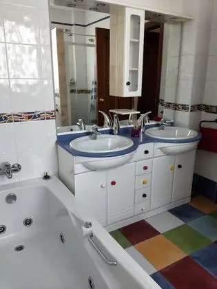 İki Ayrı Yataklı Oda, Ortak Banyo (Flamenco)
