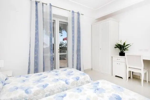 Tek Büyük veya İki Ayrı Yataklı Oda, Kısmi Deniz Manzaralı