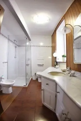 Tek Büyük Yataklı Oda, Ortak Banyo