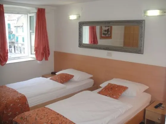 Tek Büyük veya İki Ayrı Yataklı Oda, Şehir Manzaralı