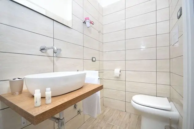 Basic Oda, 1 Büyük (Queen) Boy Yatak (1)