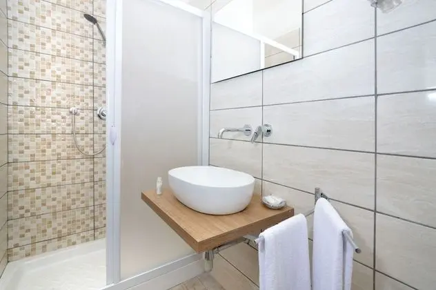 Basic Oda, 1 Büyük (Queen) Boy Yatak (1)