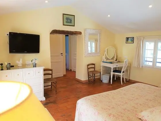 Tek Büyük veya İki Ayrı Yataklı Oda, Banyolu/Duşlu ( La chambre des Jasmins)