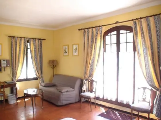 Üç Kişilik Oda, Banyolu/Duşlu ( La suite des Glycines)