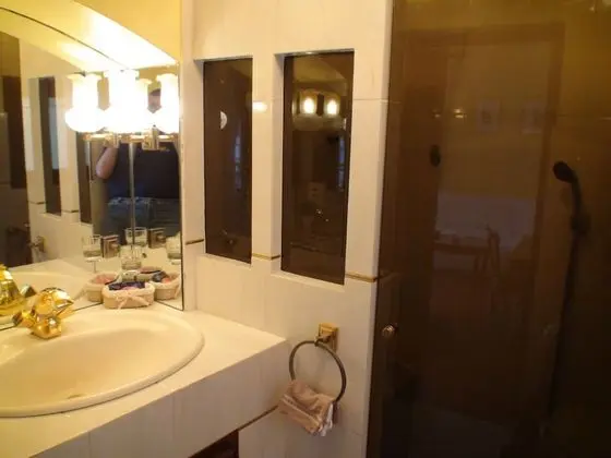 Üç Kişilik Oda, Banyolu/Duşlu ( La suite des Glycines)