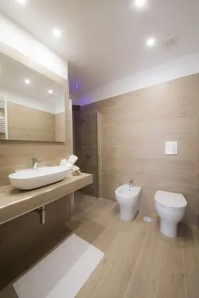 Superior Tek Büyük Yataklı Oda, Kısmi Deniz Manzaralı