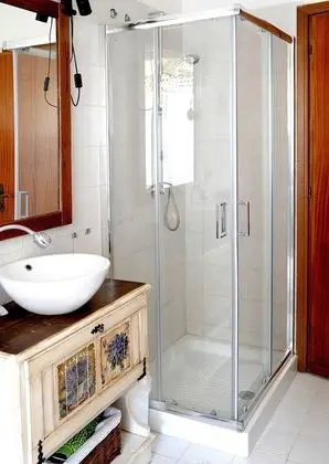 Tek Büyük Yataklı Oda, Ortak Banyo (A)