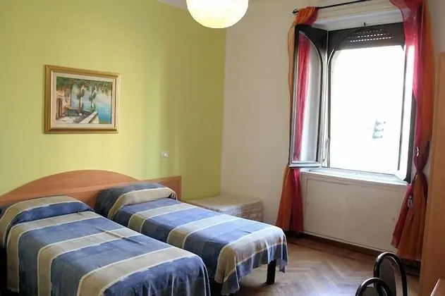 Tek Büyük veya İki Ayrı Yataklı Oda, Banyolu/Duşlu