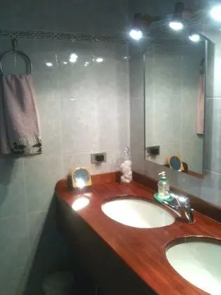 Deluxe Tek Büyük Yataklı Oda, Ortak Banyo (2 adults + 1 child)