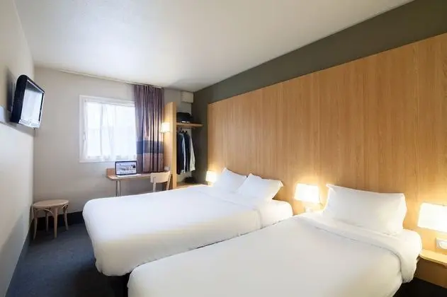 Üç Kişilik Oda, Sigara İçilmez