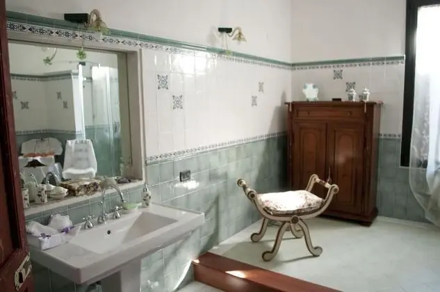Üç Kişilik Oda, Özel Banyo (not in room)