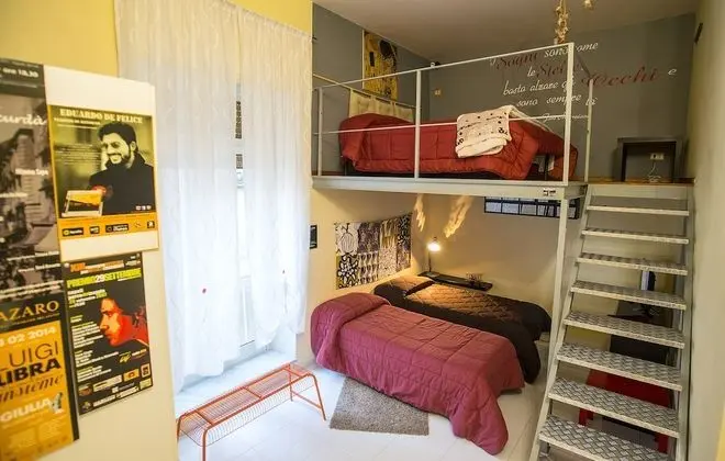 Dört Kişilik Oda, Balkon, Avlu Manzaralı