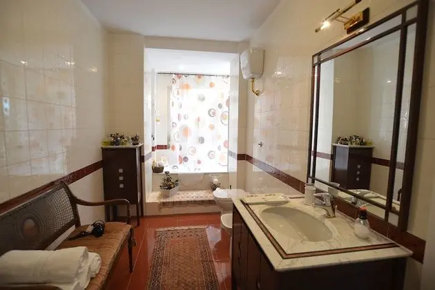 Dört Kişilik Oda, Balkon, Avlu Manzaralı