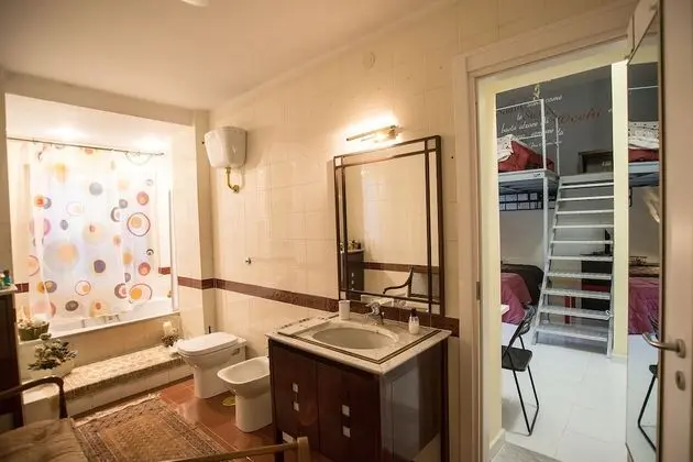 Dört Kişilik Oda, Balkon, Avlu Manzaralı