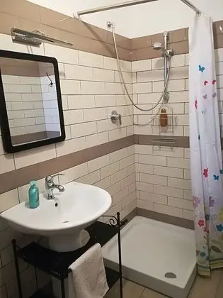 Tek Büyük Yataklı Oda, Ortak Banyo