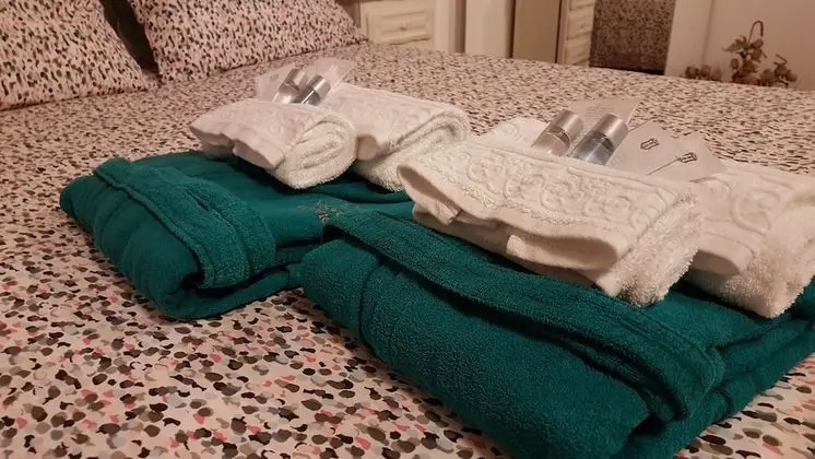 Standard Oda, 1 Büyük (Queen) Boy Yatak, Ortak Banyo