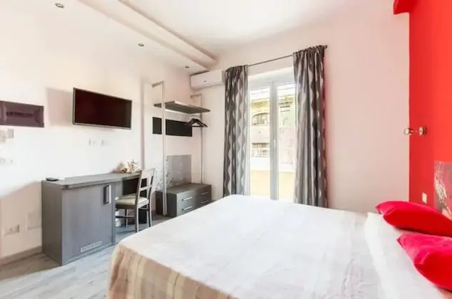 Deluxe Tek Büyük Yataklı Oda (Red)