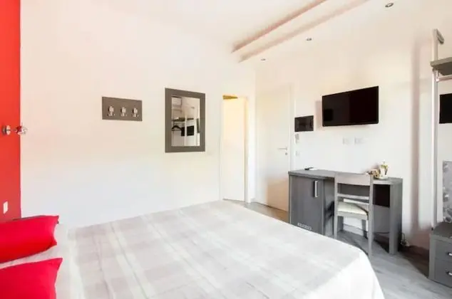 Deluxe Tek Büyük Yataklı Oda (Red)