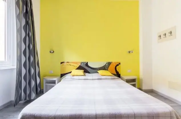 Deluxe Tek Büyük Yataklı Oda (Yellow)