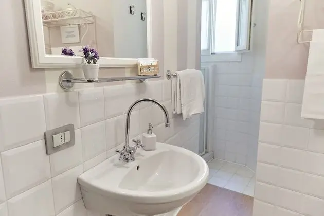 Basic Tek Büyük Yataklı Oda, 1 Çift Kişilik Yatak (Small Room with External bathroom)