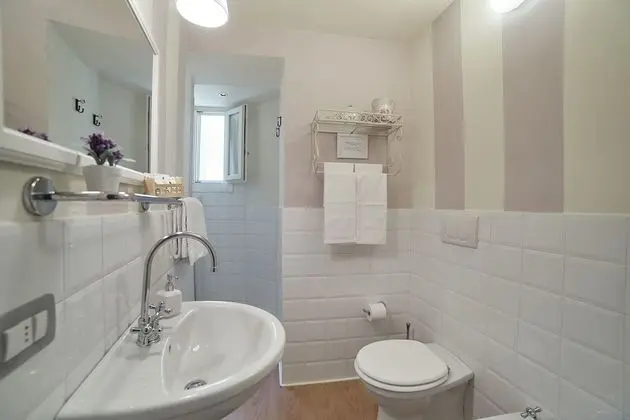 Basic Tek Büyük Yataklı Oda, 1 Çift Kişilik Yatak (Small Room with External bathroom)