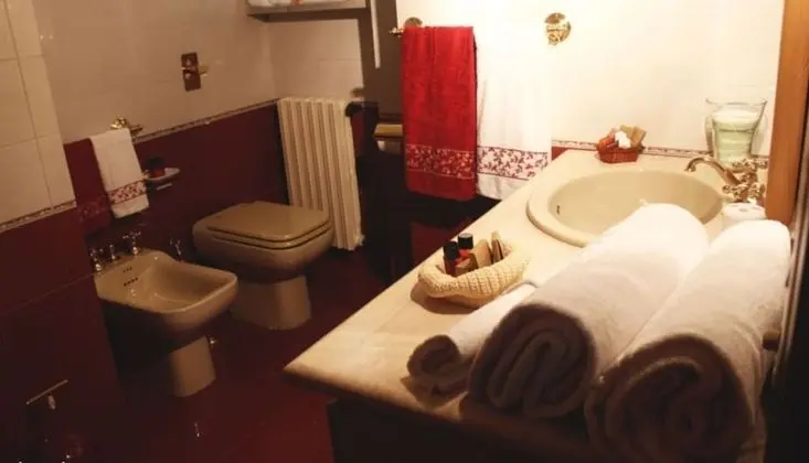 Basic Üç Kişilik Oda, Ortak Banyo