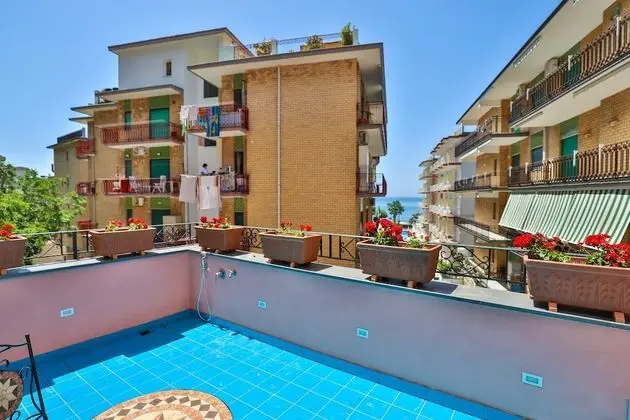 Junior Tek Büyük veya İki Ayrı Yataklı Oda
