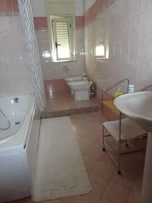 Basic Üç Kişilik Oda, Özel Banyo, Avlu
