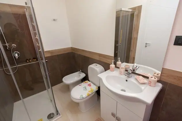 Üç Kişilik Oda, 1 Büyük (Queen) Boy Yatak ve Çekyat (Acqua Marina)