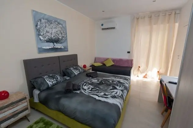 Üç Kişilik Oda, 1 Büyük (Queen) Boy Yatak ve Çekyat, Teras (Smeraldo)