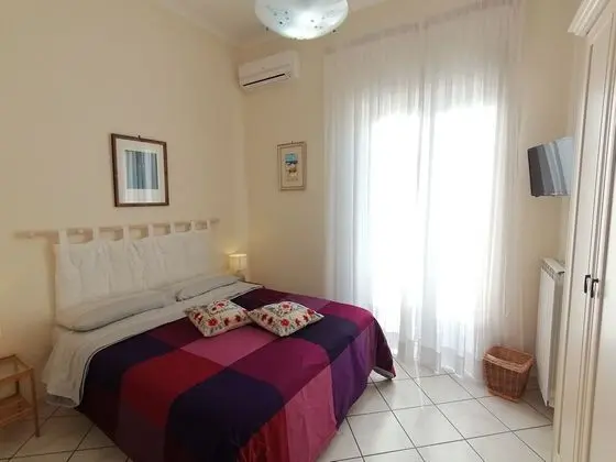 Tek Büyük Yataklı Oda, Özel Banyo, Kısmi Deniz Manzaralı (External)