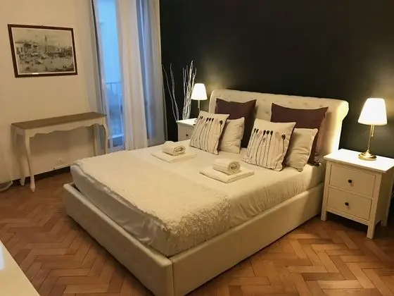 Tek Büyük Yataklı Oda (External Private Bathroom)