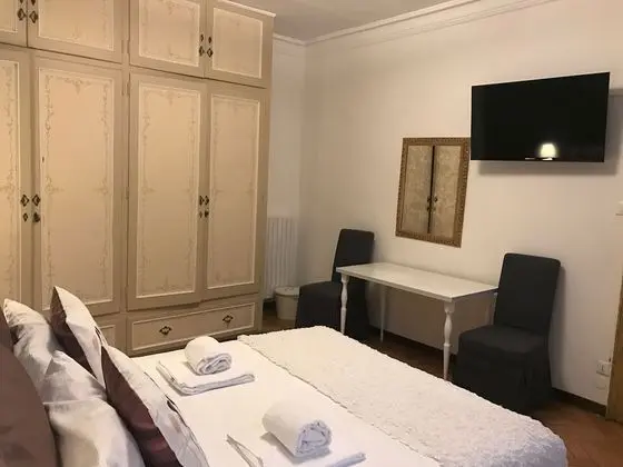 Tek Büyük Yataklı Oda (External Private Bathroom)