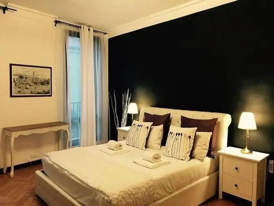 Tek Büyük Yataklı Oda (External Private Bathroom)