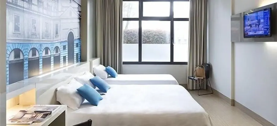 Üç Kişilik Oda, Sigara İçilmez