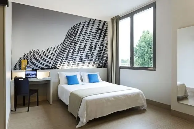 Üç Kişilik Oda, Sigara İçilmez