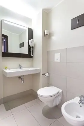 Üç Kişilik Oda, Sigara İçilmez