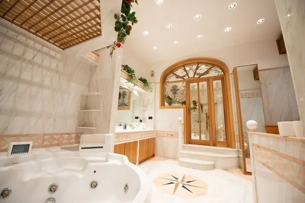 Luxury Süit, Jakuzi (private entrance)