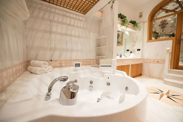 Luxury Süit, Jakuzi (private entrance)