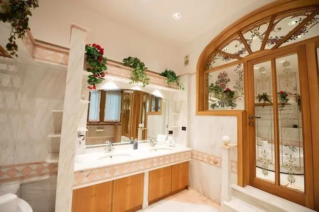 Luxury Süit, Jakuzi (private entrance)