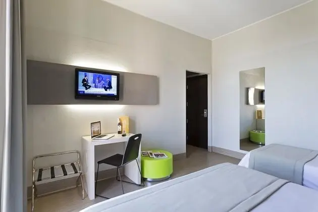 Üç Kişilik Oda, Sigara İçilmez