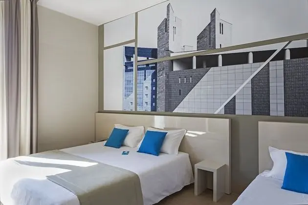 Üç Kişilik Oda, Sigara İçilmez