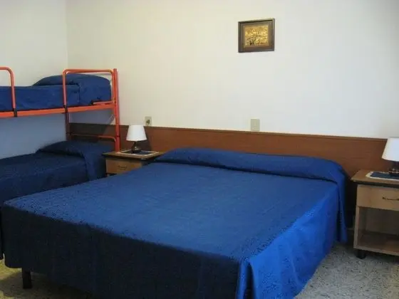 Standard Üç Kişilik Oda, Banyolu/Duşlu