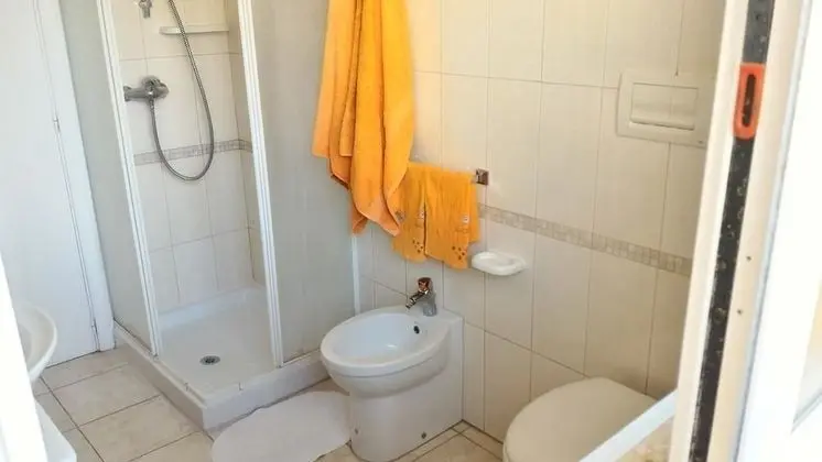 Tek Büyük Yataklı Oda, Balkon, Kısmi Deniz Manzaralı